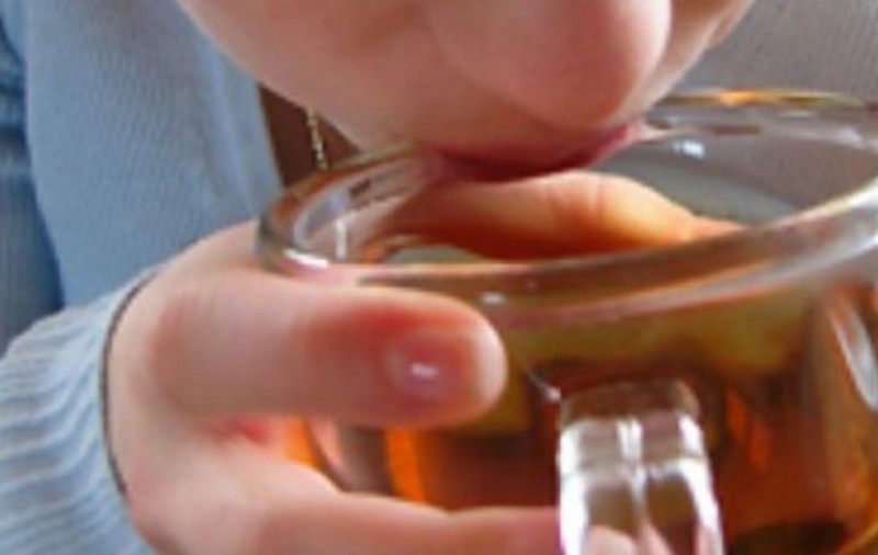Copil adus în comă alcoolică la spitalul din Botoșani. Băiatul de nouă ani ar fi băut bere de față cu mama aflată în stare de ebrietate