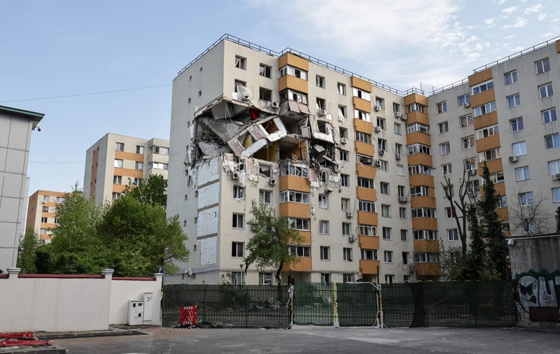 Blocul distrus de explozia din Rahova intră în reconstrucție, iar plata pentru chirie va fi prelungită. Cine va plăti pentru lucrări?