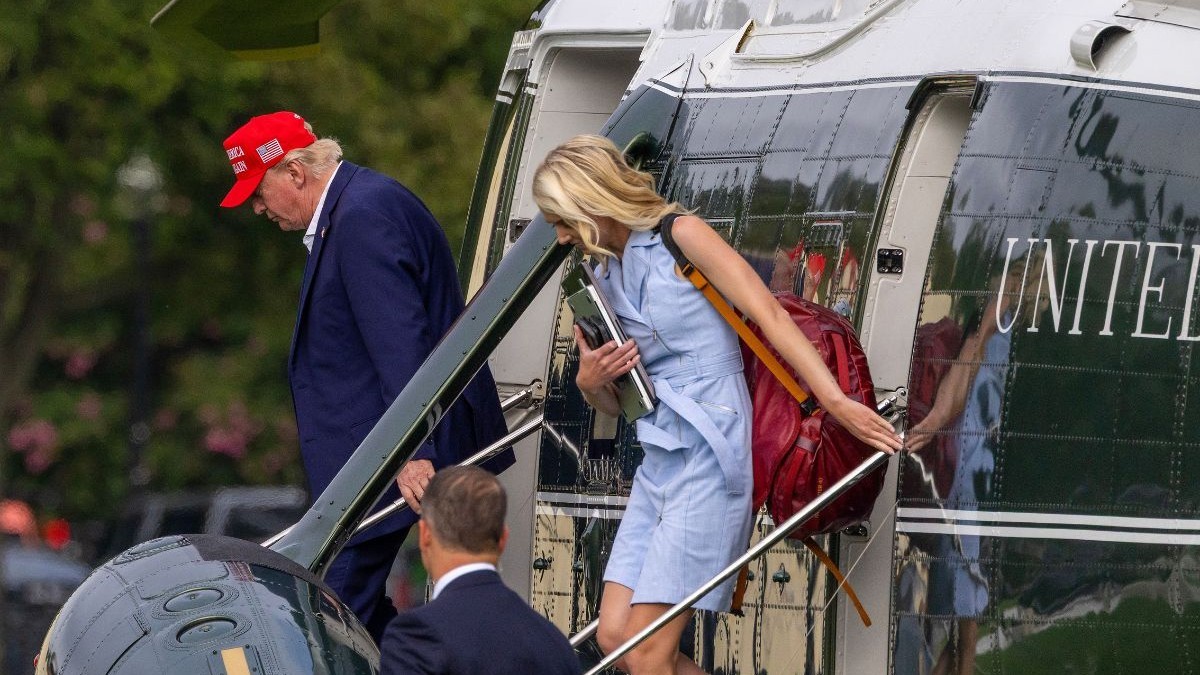 Trump le-a dat în plic câte 45.000 de dolari tinerelor sale secretare de la Casa Albă. Sursă foto: Getty Images