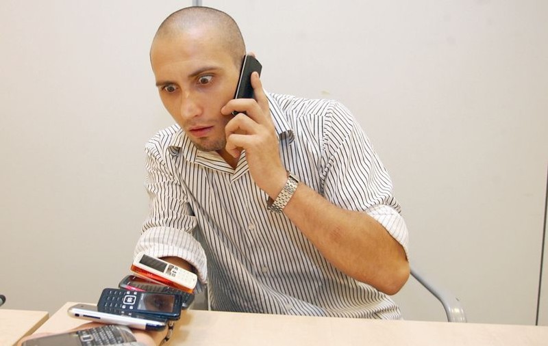 Ce faceţi cu atâtea mobile la voi ?