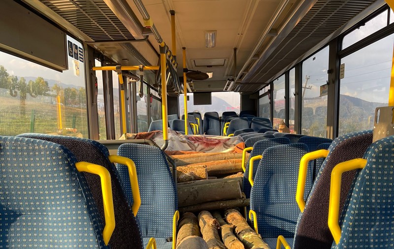 Autobuz plin cu lemne în loc de călători, în Baia Mare. Șoferul nu avea documente pentru încărcătură