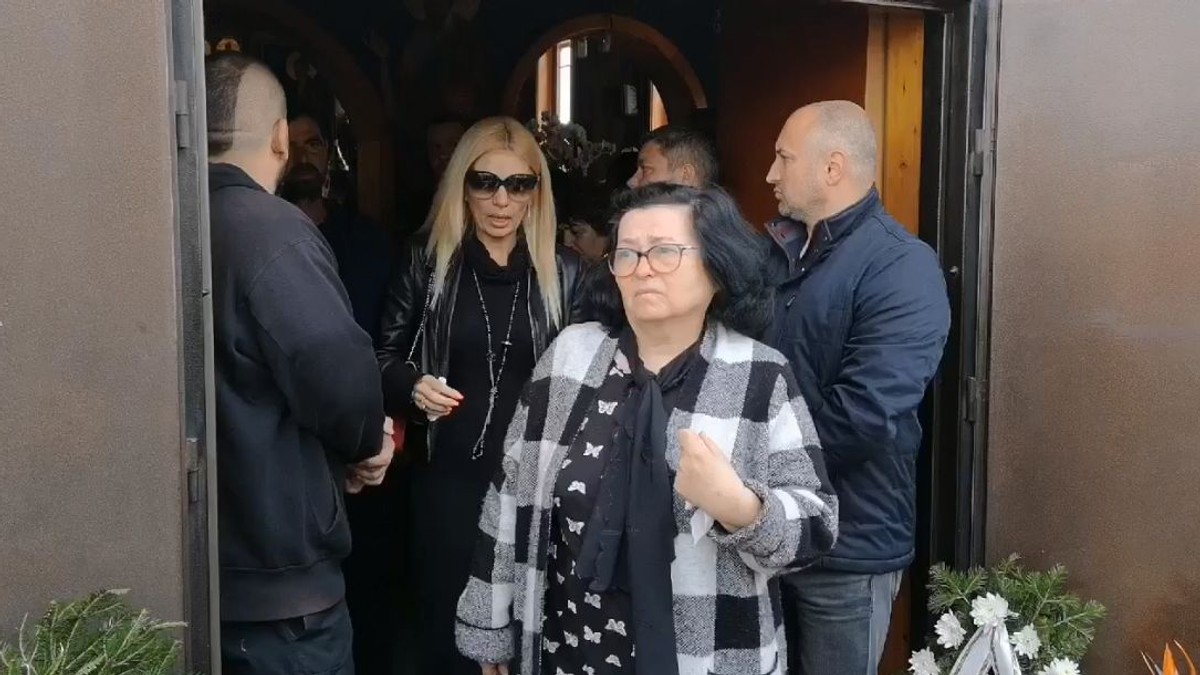 Ce au cerut vedetele la sfârșitul slujbei de înmormântare a lui Răzvan Ciobanu