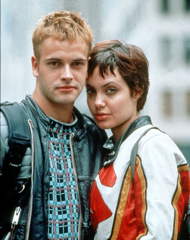 Angelina Jolie s-a reunit cu fostul soț, Jonny Lee Miller. Se zvonea că actrița se iubește cu The Weeknd