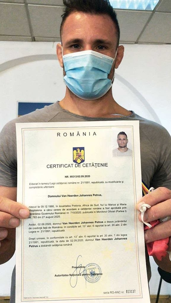 Un sud-african mândru să fie român, gata de un certificat important al vieții, cel de cetățenie.