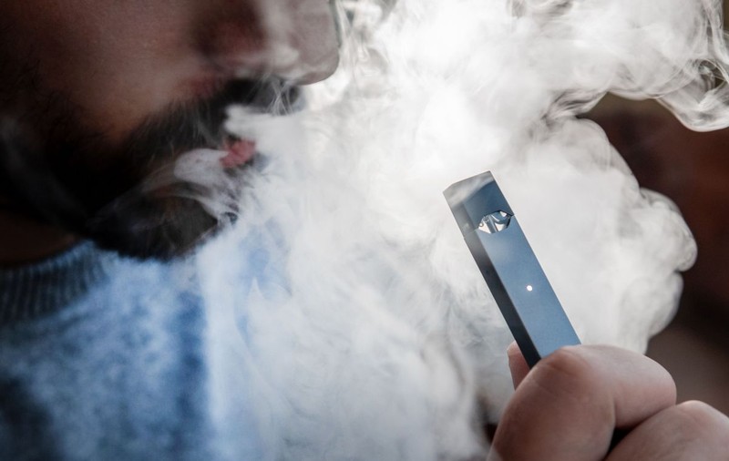 Țigările electronice pot provoca pneumonie chimică, anunță un reputat medic român. „Nu există tratament”