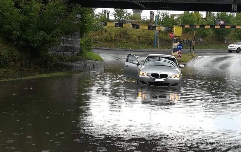 VIDEO| Inundații în Covasna și Brașov, după ploile torențiale. Canalizarea a cedat