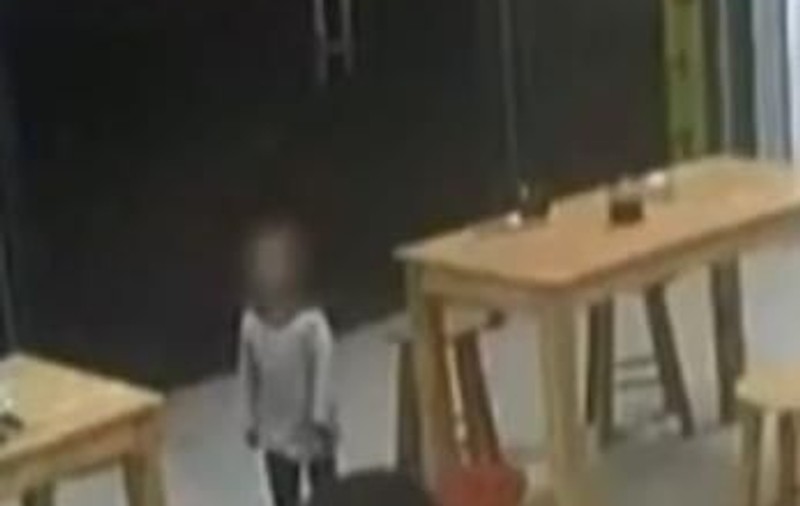 Și-a lăsat fiica garanție la restaurant pentru că nu a avut bani să plătească mâncarea | VIDEO