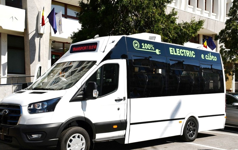 Noi achiziții controversate. Cât au plătit autoritățile din Argeș pentru 52 de microbuze școlare electrice