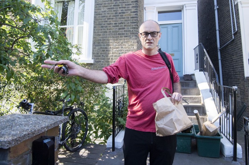 Dominic Cummings refuză să își dea demisia, iar Boris Johnson refuză să îl demită FOTO: EPA