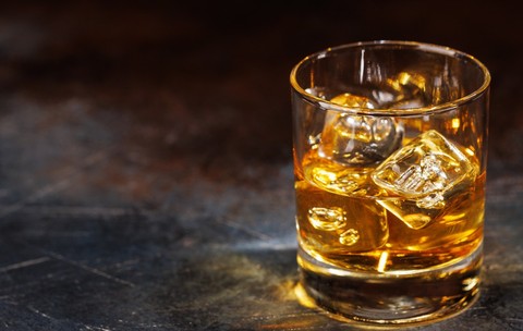 Românii cheltuie de 13 ori mai mult pe țigări și alcool decât pe educație