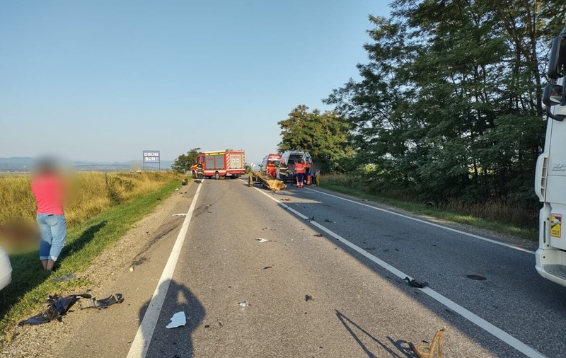 Căruță în care se aflau doi copii şi doi adulţi, lovită de un autoturism, pe un drum din Suceava. 4 persoane, la spital