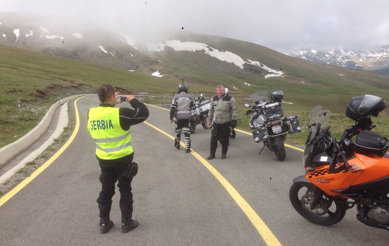 Primul weekend pe TRANSALPINA! Drumarii, acuzați că au ținut-o închisă pentru câteva petice de zăpadă