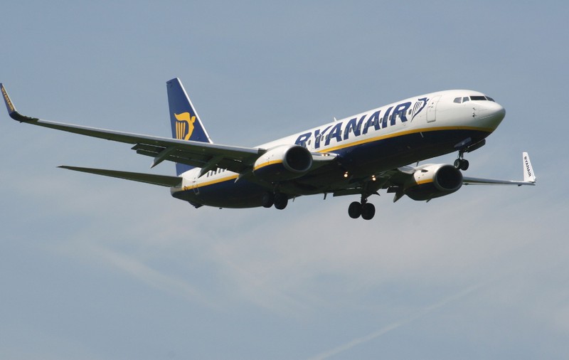 O pasageră taxată de Ryanair cu 60 de euro pentru o sticlă de apă. Interpretarea controversată a regulilor