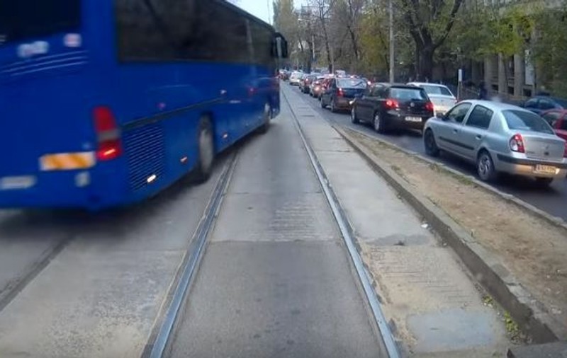 UPDATE | Șoferul autocarului Jandarmeriei a rămas fără permisul auto și a fost amendat de Poliția Rutieră. Astăzi a primit și sancțiunile din partea Jandarmeriei
