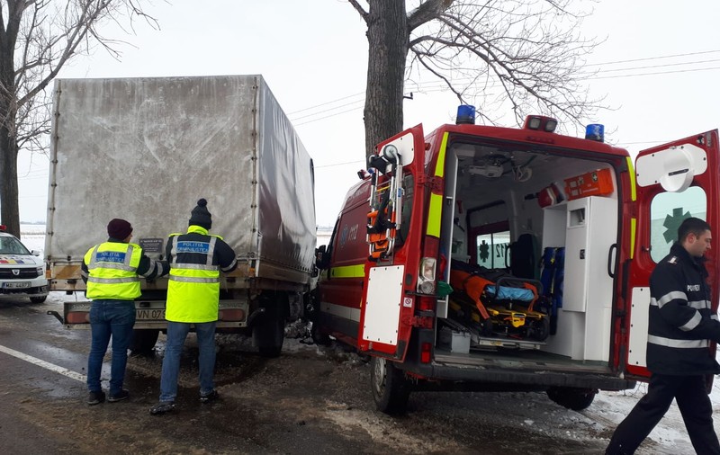 Accident cu o ambulanță SMURD, soldat cu cinci victime. Doi paramedici, printre răniți