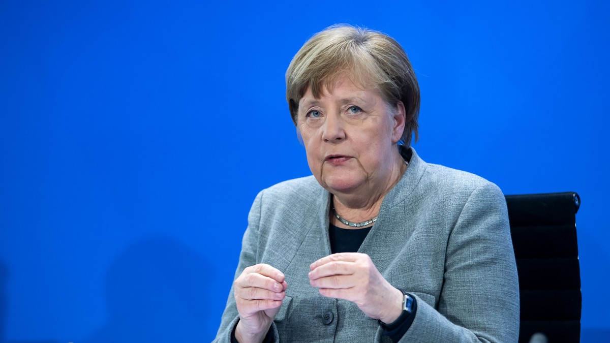 Germania a agreat un plan de relansare economică de 130 de miliarde de euro. TVA-ul scade, cresc subvențiile pentru copii. Merkel la un birou, cu un fundal albastru în spate
