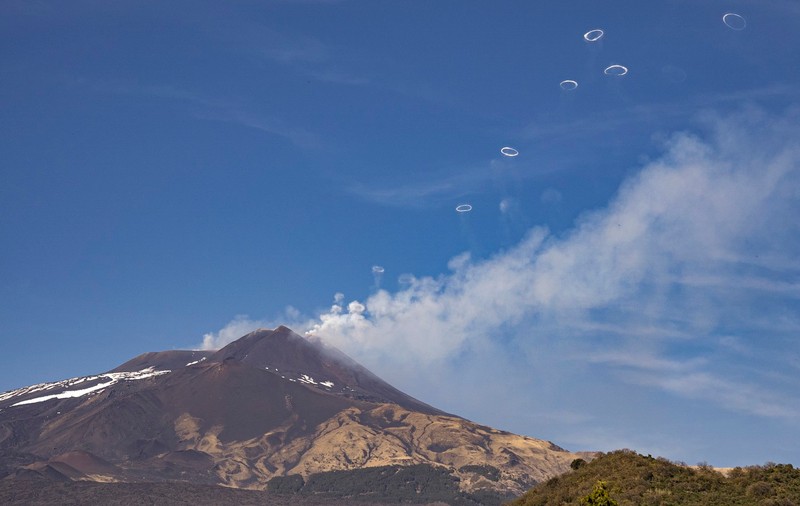 „Doamna Inelelor” face cercuri perfecte de fum. Explicația fenomenului produs de vulcanul Etna