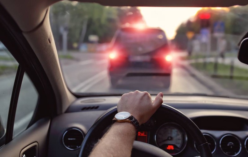 Semnul care îi bagă în ceață pe șoferi. Ce înseamnă și ce trebuie să faci dacă îl întâlnești la semafor