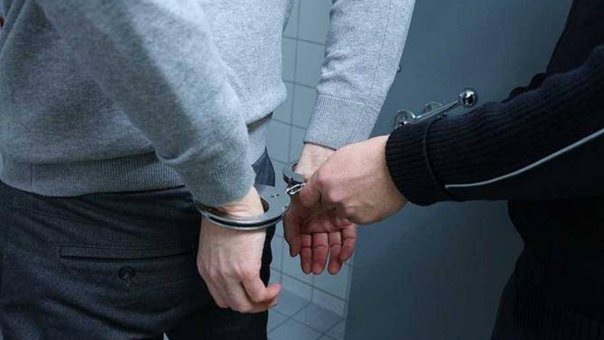 Un bărbat le-a batjocorit pe fetele concubinei sale