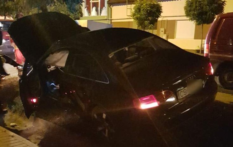 Un șofer a distrus două case și s-a oprit într-un șanț. Tinerii care erau în mașină au fugit