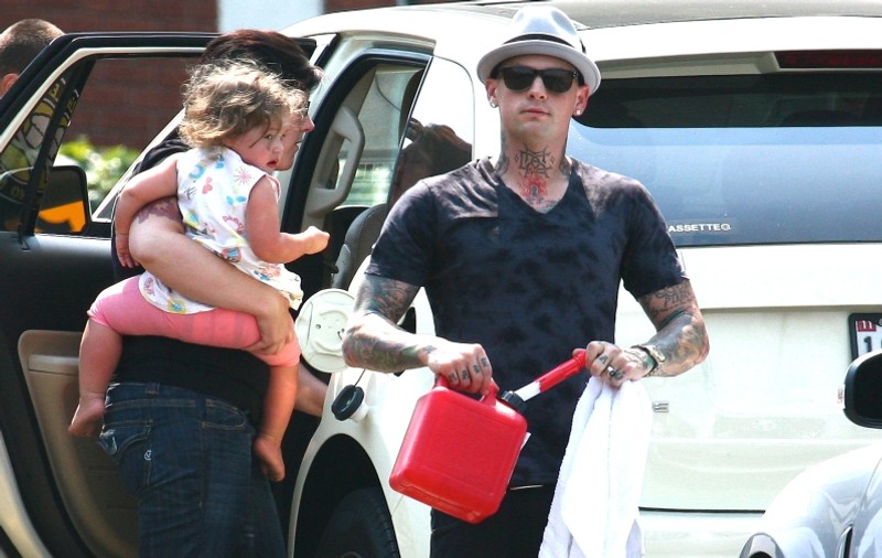 Benji Madden cară o canistră de benzină pentru sora sa