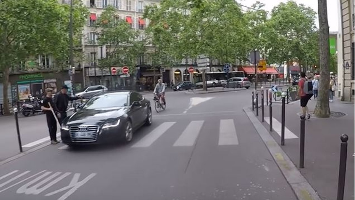 Un șofer francez nu a acordat prioritate unui nevăzător