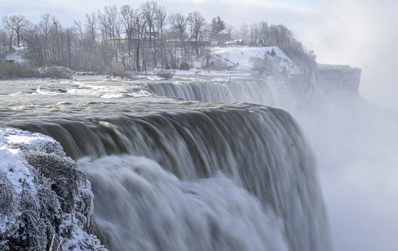Imagini spectaculoase cu cascada Niagara, înghețată parțial după „viscolul secolului” care a lovit SUA