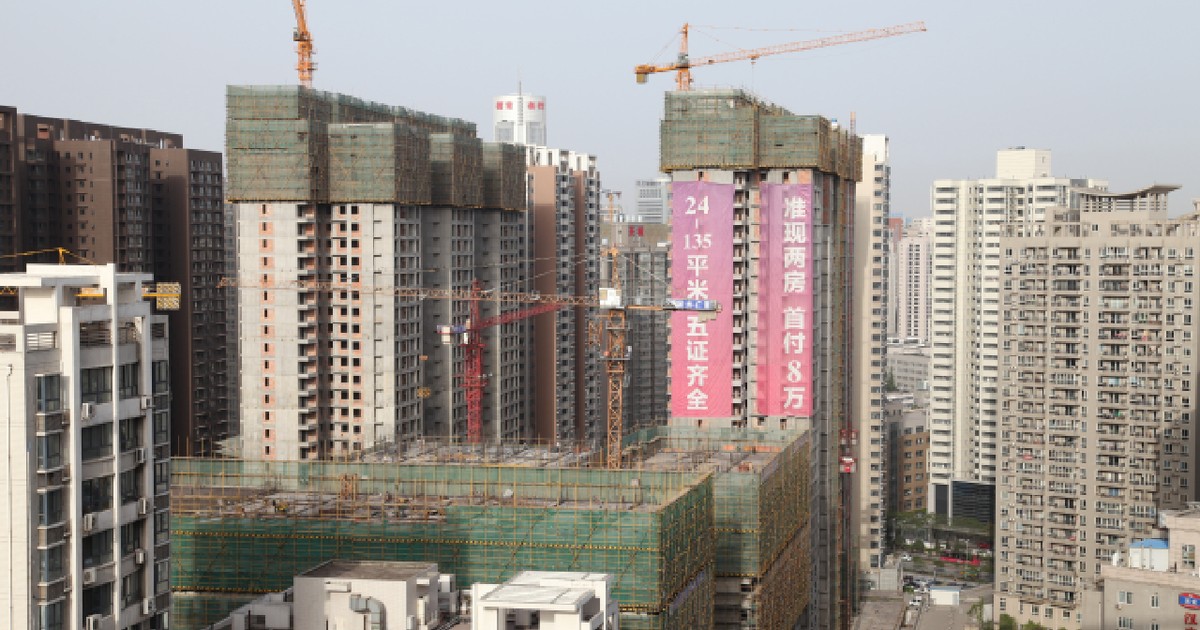 Pe 15 aprilie 2015, în Xian, China, se poate admira o priveliște panoramică a orașului, cu clădiri vechi și noi. Aceasta este rezultatul dezvoltării rapide a sectorului imobiliar din China.
