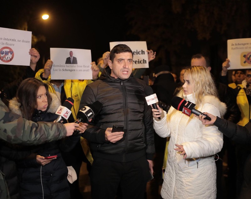 Protest AUR la ambasada Austriei din București. George Simion și simpatizanții săi, scandări împotriva politicienilor din coaliție