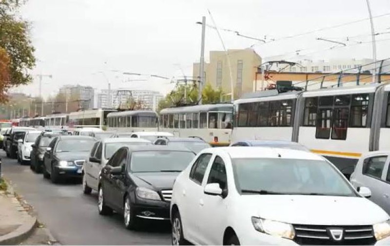 Se circulă infernal pe traseul Politehnica-Grozăvești-Basarab. Un tramvai s-a defectat și a dat peste cap traficul