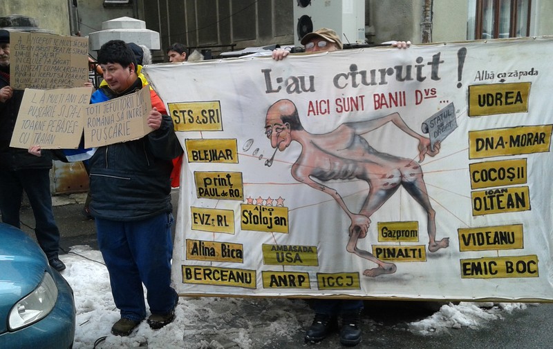 PROTEST neobișnuit în față la DNA. TRAIAN BĂSESCU, GOL PUȘCĂ în stradă!
