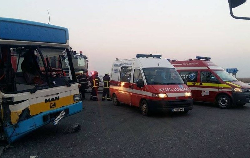 Autobuz implicat într-un accident în Prahova. 40 de persoane se află la bord