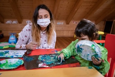 Un cal albastru deschis prinde contur la cursul de pictură
