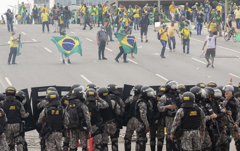 Revoltă în Brazilia. Peste 400 de oameni arestați după ce au intrat cu forța în principalele instituţii ale puterii