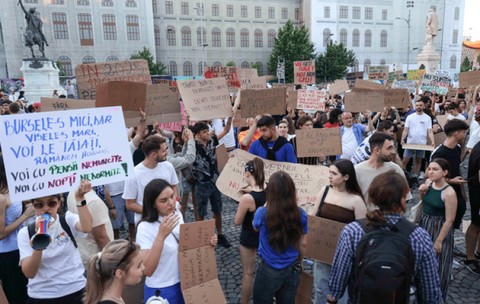 „Îi trimiteam pachet săptămânal”. Cât costă să fii student în România în 2026 și cum faci față costurilor