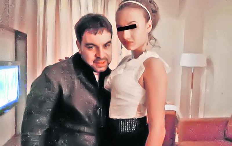 Manelistul a dat un concert privat într-o cameră de hotel cu două tinere, după o seară de zbânţuială în club