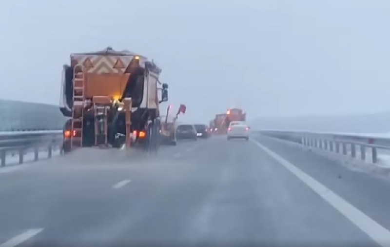 Șoferi „anxioși” blocați între utilajele de deszăpezire. Mesajul ironic al drumarilor din Craiova: „După ce se depășește bateria de utilaje, se procedează la realizarea unei fotografii”
