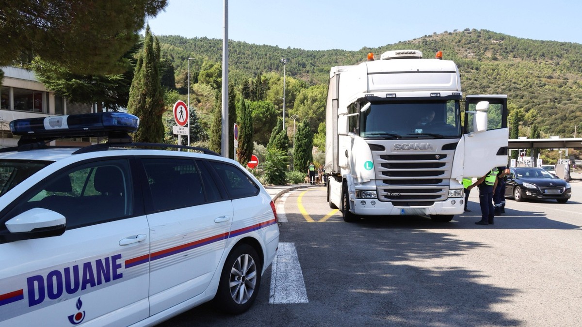 Camion controlat de ofițerii vamali francezi la Nisa. Imagine cu caracter ilustrativ. Foto: Profimedia Images