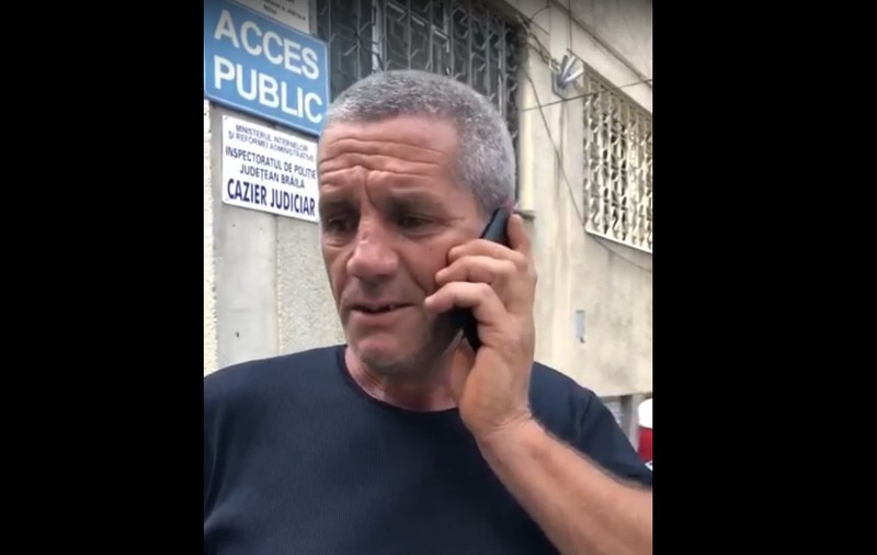 VIDEO | Bărbat din Brăila, filmat în faţa sediului Poliţiei când cerea să fie arestat "pentru că s-a săturat de viaţă". De ce a deschis IPJ Brăila o anchetă în acest caz
