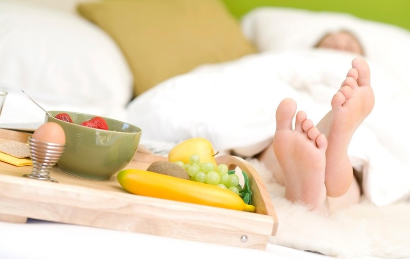 Alimente care te ajută să dormi mai bine. Ce e indicat să mănânci seara