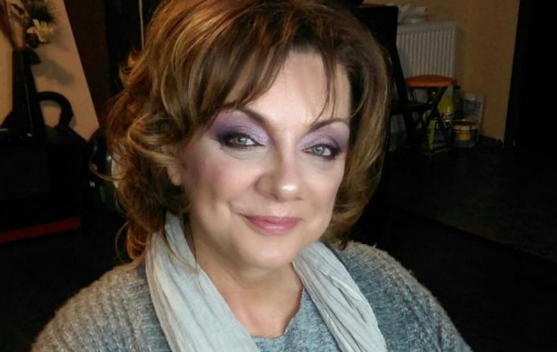 Carmen Tănase, în costum popular, în căruță. Ipostaza în care apare actrița în vârstă de 60 de ani