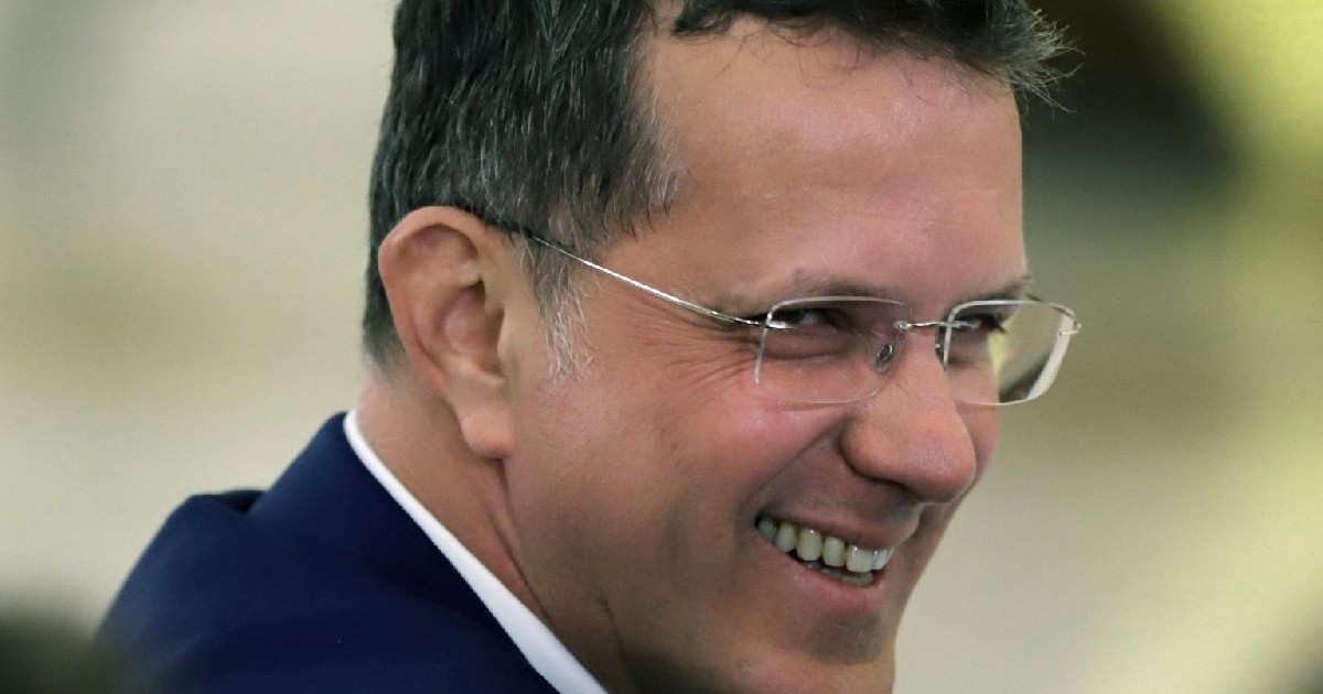 Ionuț Moșteanu poartă ochelari și zâmbește