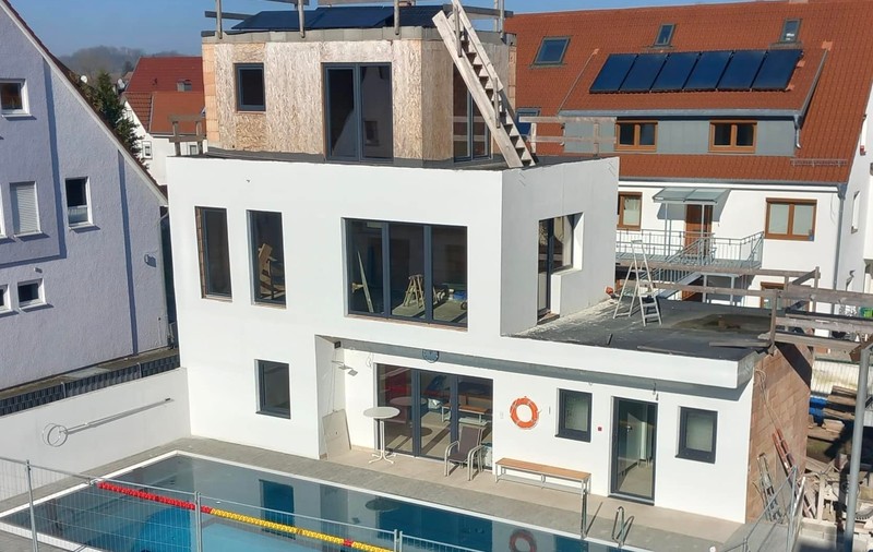Un pensionar și-a construit o piscină în grădină, în care poate intra oricine plătește 3,5 euro, în Germania: „Un bazin doar pentru mine era inutil”