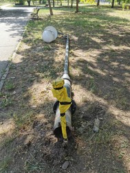 Un stâlp de iluminat a rămas doborât în parc | Foto: Grupul de Inițiativă Civică Parcul Izvor/Facebook
