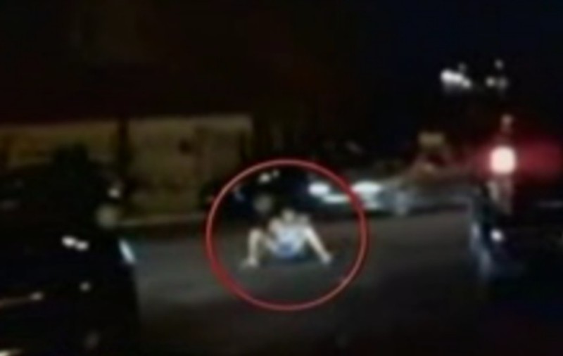 Video | O femeie beată s-a aşezat în mijlocul străzii în Mamaia