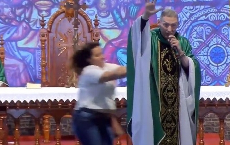 O femeie l-a atacat pe un preot brazilian în plină slujbă
