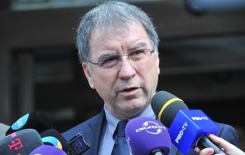 Un fan CSA Steaua a aruncat cu o sticlă în mașina președintelui FCSB, înainte de runda decisivă de negocieri pentru disputarea derby de România în Ghencea