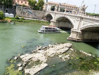 Seceta din Italia a dezvăluit „Podul lui Nero”, o comoară arheologică îngropată de apele râului Tibru. Foto: Profimedia