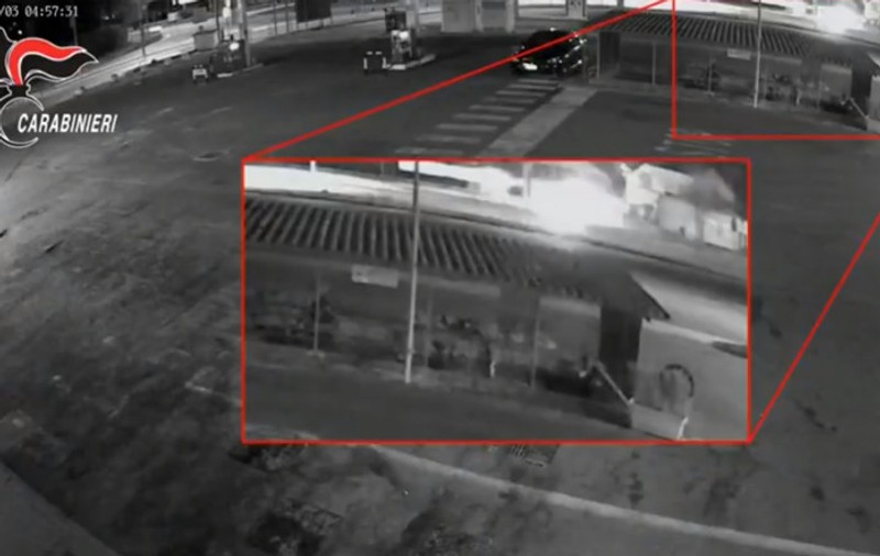 Doi antivacciniști, arestați în Italia, după ce au atacat cu bombe incendiare un centru de vaccinare