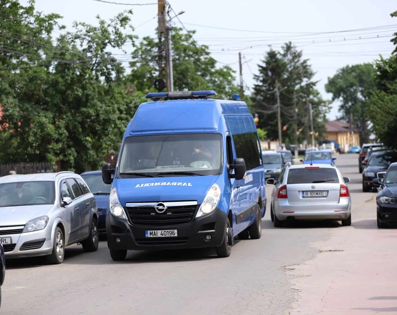 ALEGERI 2024. Secția de votare din Belciugatele, Călărași, păzită de jandarmi și polițiști, după bătaia dintre PSD și PNL de săptămâna trecută. „50 de porții de mici și o friptură la doi oameni”